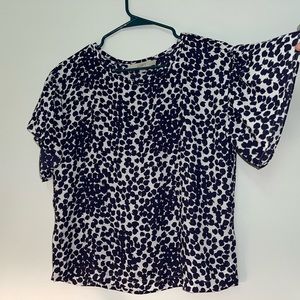 Loft Flutter Sleeve Blouse, Navy & White, EUC, Floral, Abstract,fits XS & Small